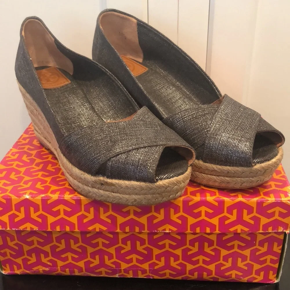 🎉🎉🎉NIB Tory Burch Filipa Wedge Pewter Silver 10.5/9.5